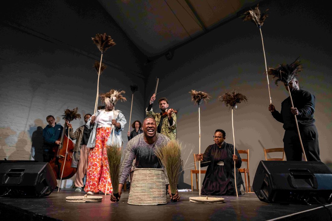 Performer*innen während dem Workshop zu SELEMO in den Räumen des Centre for the Less Good Idea.