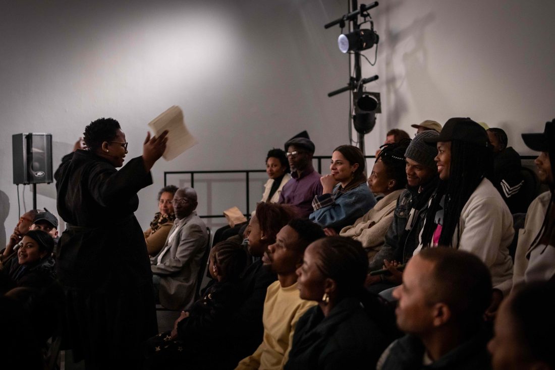 Performerin und Publikum während dem Workshop zu SELEMO in den Räumen des Centre for the Less Good Idea.