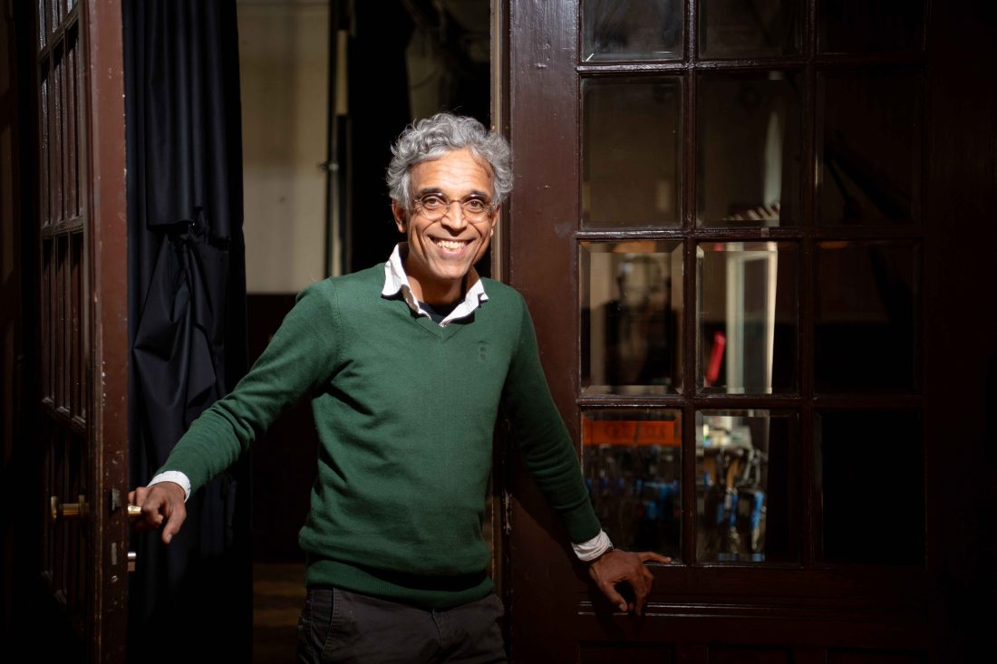 Porträt von Andreas Altenhof am Eingang des Saals der Neuköllner Oper