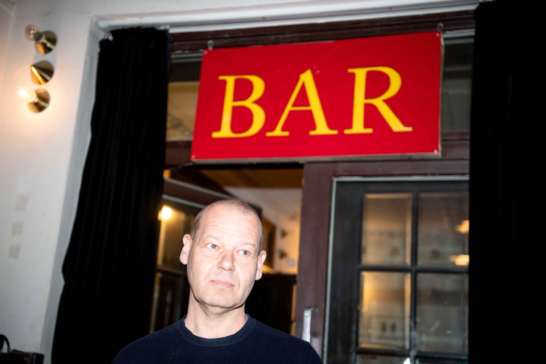 Porträt von Markus Holst, über ihm ein Schild mit der Aufschrift "BAR"