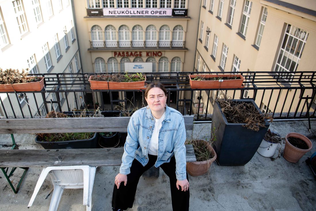 Porträt von Marta Hewelt mit Blick auf die Neuköllner Oper