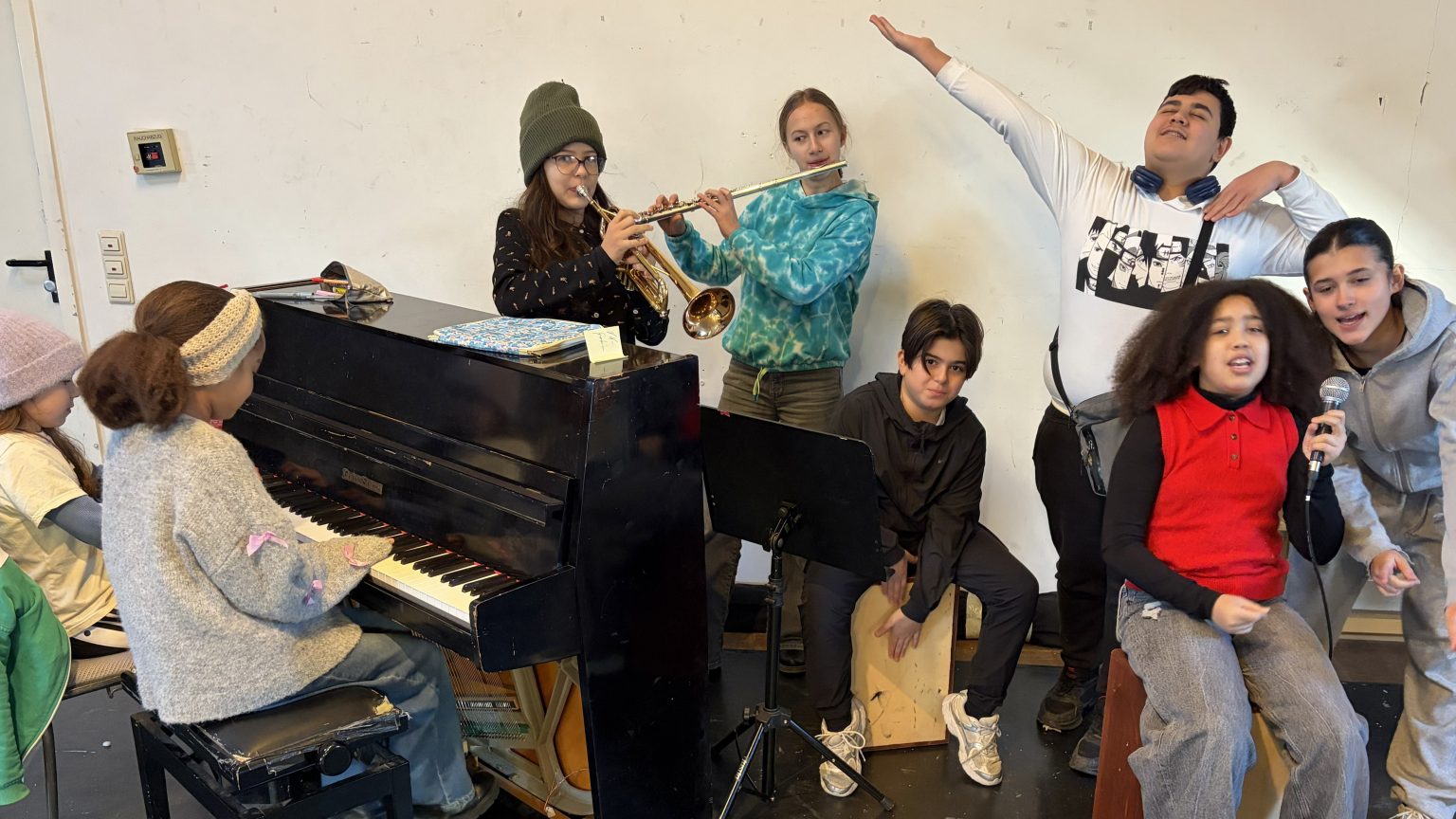 Das Ensemble von NO Kids singt während einer Probe zur Produktion MY MELODIES.