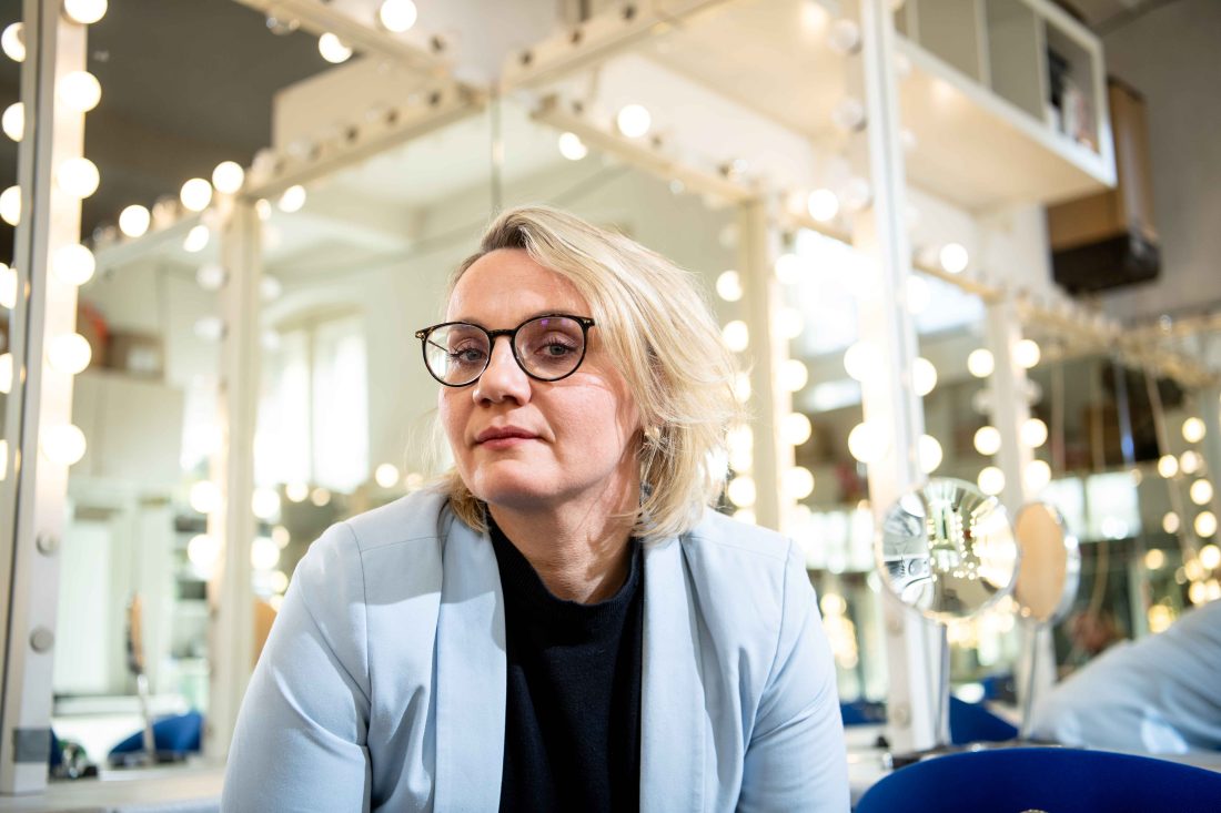 Porträt von Rebekka Grube rin der Maske der Neuköllner Oper